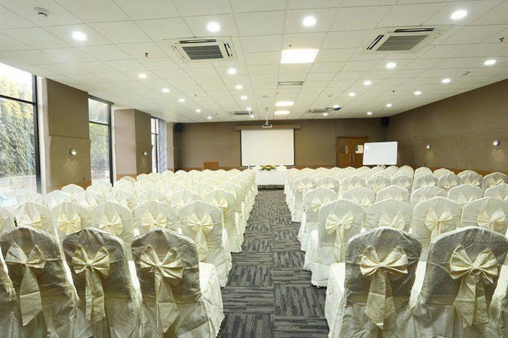 The Gold Beach Resort Daman Exterior photo