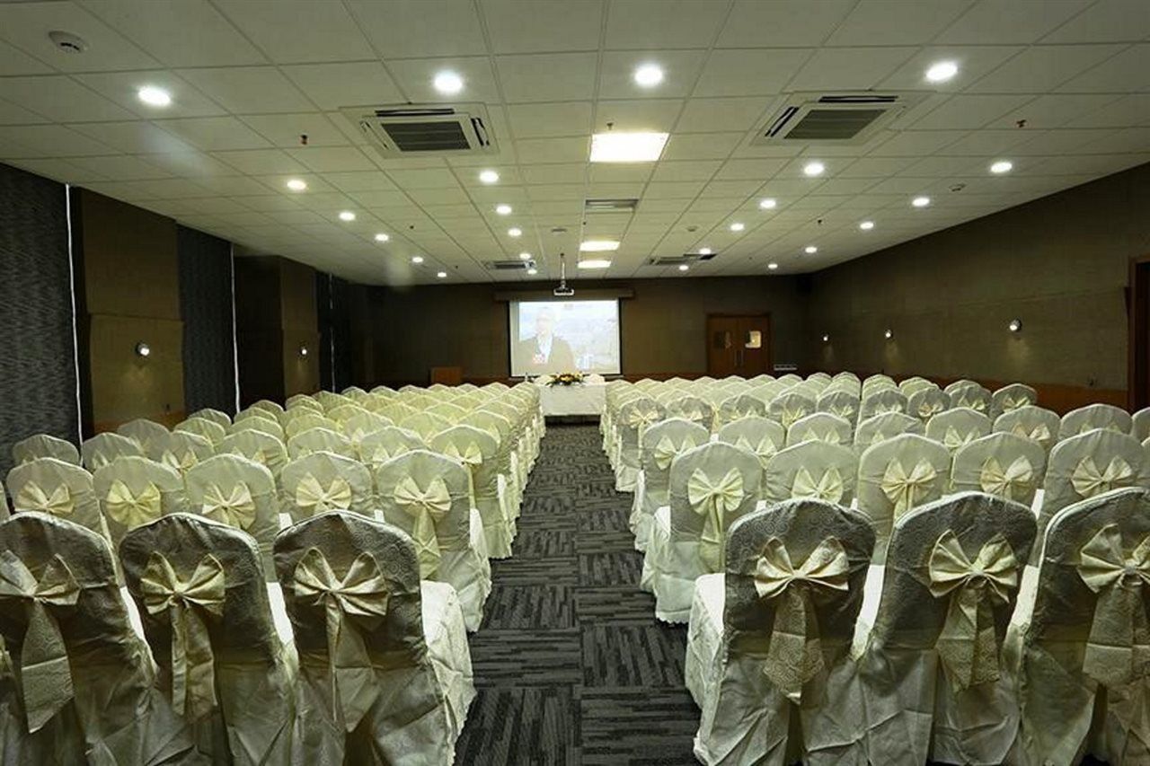 The Gold Beach Resort Daman Exterior photo